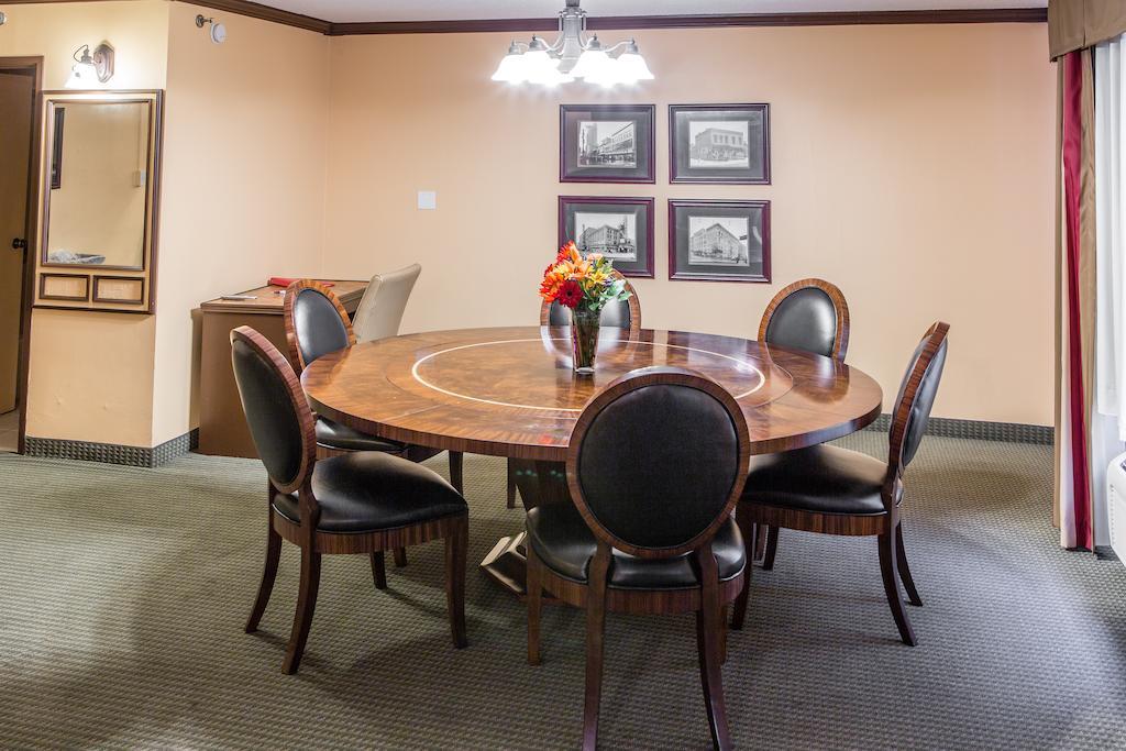 Готель Courtyard By Marriott Toledo West Екстер'єр фото